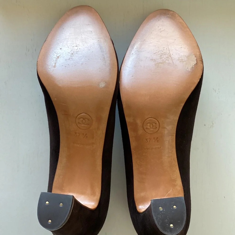 CHANEL Suede Pump in Chocolate Brown - Picture 8 of 9